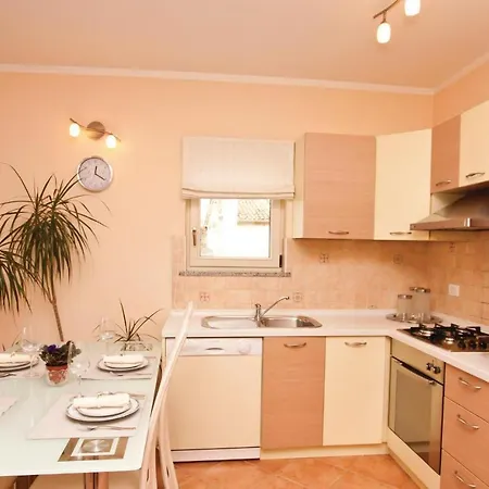 Appartement Beautiful In With Wifi Poreč